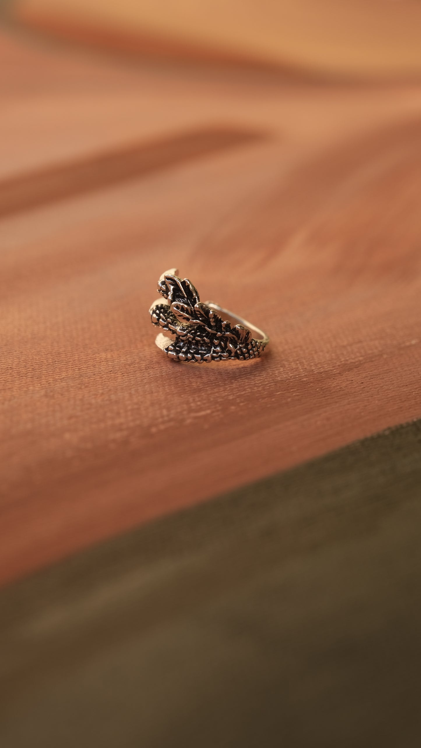 Y2K Claw Patterned ring